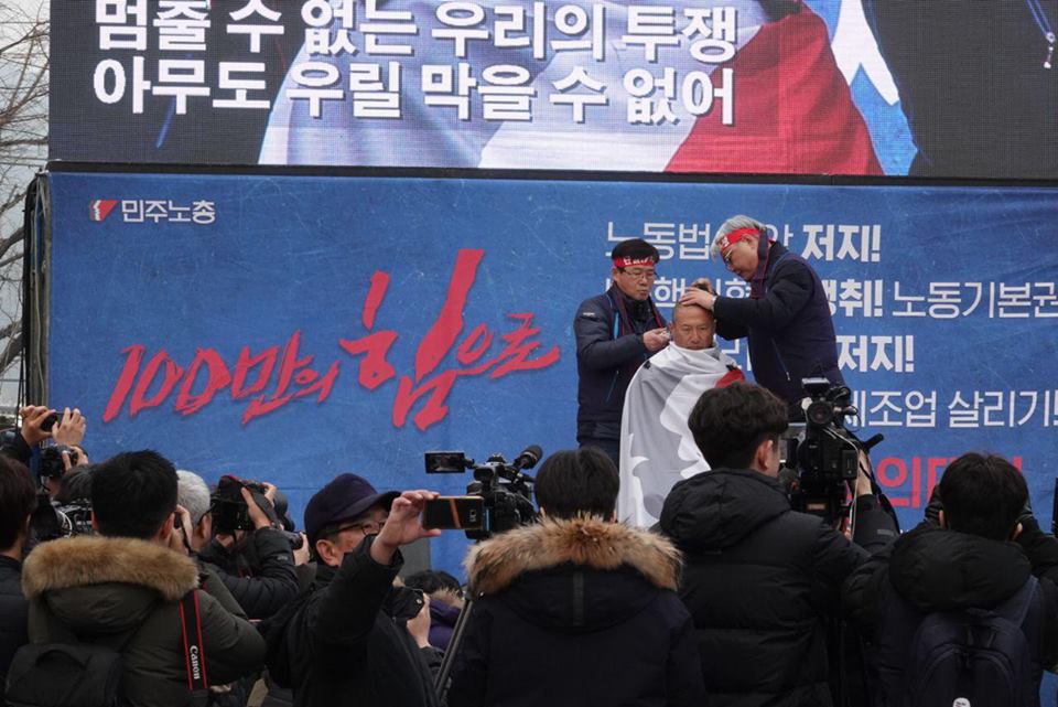 कोरियन मजदूर नेताद्वारा केश मुण्डन