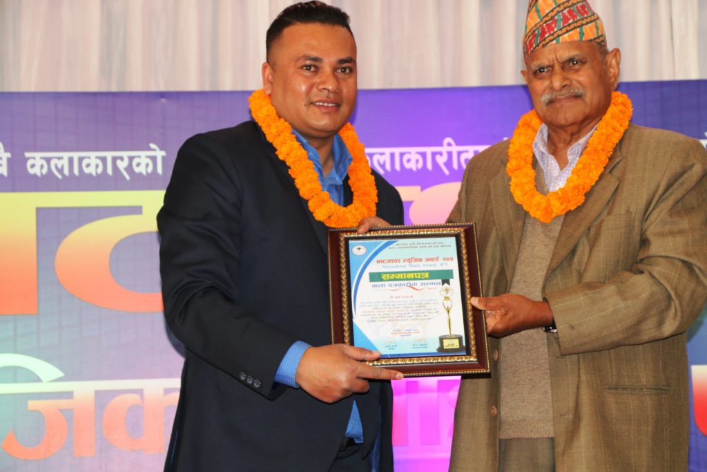 संचारकर्मी सुर्य चन्द गणतन्त्र नेपालका प्रथम राष्ट्रपति डा.रामबरण यादबकाे हातबाट सम्मानित