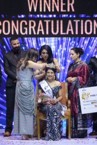 मिस नेपाल पिस २०१९’ (मिस नर्स) छैठौ संस्करणको उपाधि जित्न सफल भईन रेश्मा प्रसाईं