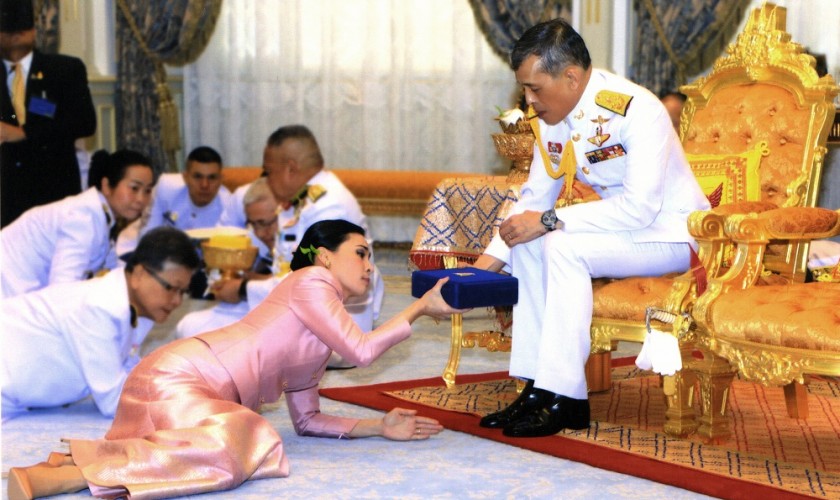थाइल्यान्डका राजा बाजिरालंकर्नले अंगरक्षकलाई विवाह गरी रानी बनाए