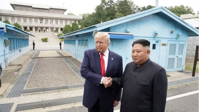 उत्तर कोरियाली नेता किम र अमेरिकी राष्ट्रपति डोनल्ड ट्रम्पले मिलाए हात