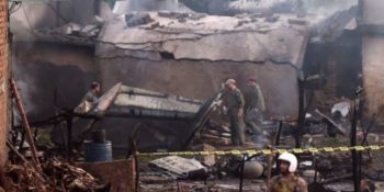 पाकिस्तानी सेनाको विमान बस्तीमा खस्दा १७ को मृत्यु