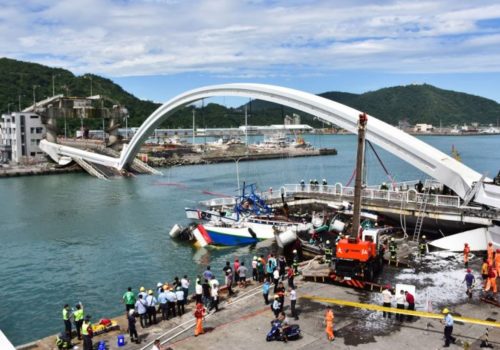 ताइवानमा पुल भत्कियो, छ जना पुरिएको आशंका