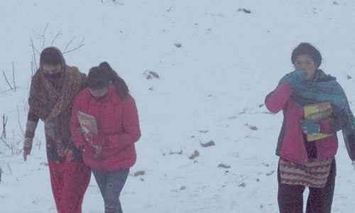 हिमपात : परीक्षामा लेख्न नसकेर रोए विद्यार्थी