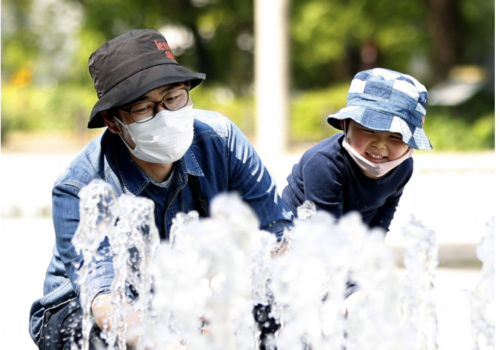जापानमा गर्मी मौसममा सितल दिने फेस मास्क बनाइदै