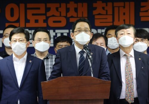 कोरियाली डक्टरहरुले आम हड्ताल गर्ने