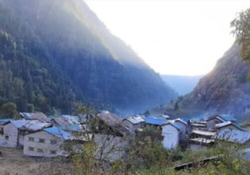 दुरदराजको नेक्पा गाउँमा माटोले छाएका छाना विस्थापित हुँदै
