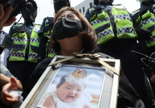 धर्मपिताको कुटाई पछि दक्षिण कोरियामा १ महिना देखि कोमामा छिन् २ वर्षीया बालिका