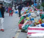 काठमाडौँका सडकमा फोहोरको डङ्गुर, महानगर भन्छ-तत्काल फोहोर उठ्दैन