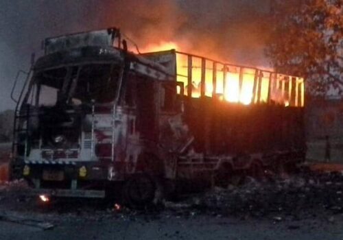 अज्ञात समूहले भारतमा गरे ट्रकमा आगजनी, पाँचको मृत्यु