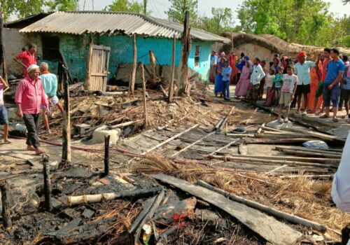सर्लाहीको धन्कौलमा भीषण आगलागी, १३ घर जलेर नष्ट